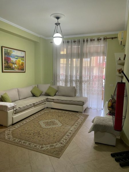 Tirane, jepet me qera 2+1 Kati 7, 110 m² 550 € 