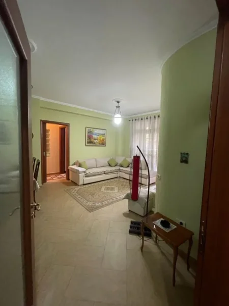 Tirane, jepet me qera 2+1 Kati 7, 110 m² 550 € 