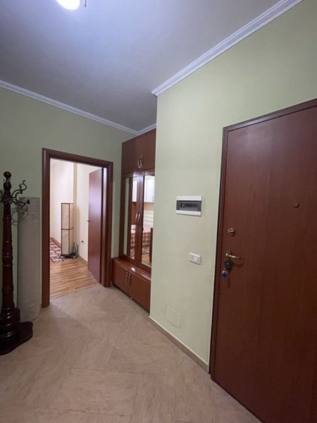 Tirane, jepet me qera 2+1 Kati 7, 110 m² 550 € 