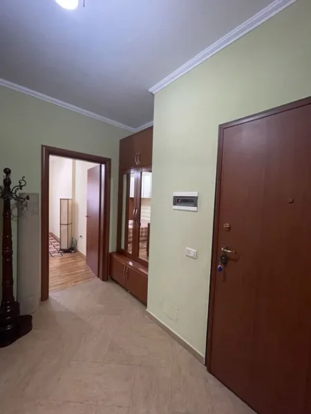 Tirane, jepet me qera 2+1 Kati 7, 110 m² 550 € 
