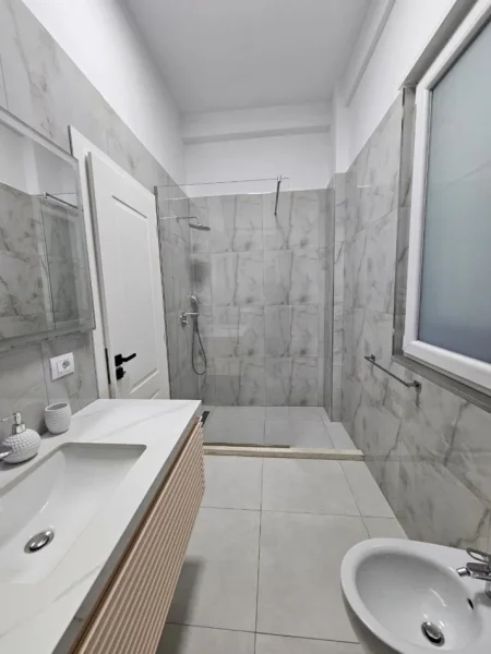 Tirane, jepet me qera Vile 4+1 Kati 3, 240 m² 2.500 € (VILA LULE)