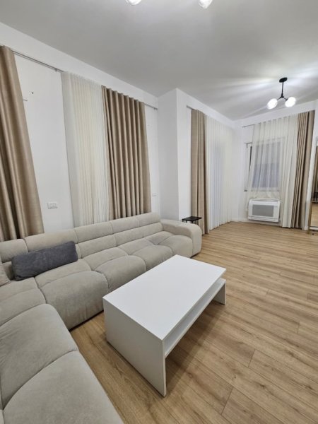 Tirane, jepet me qera Vile 4+1 Kati 3, 240 m² 2.500 € (VILA LULE)