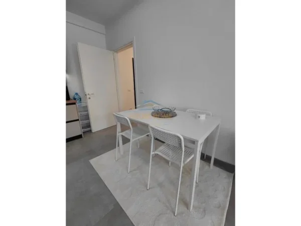 Shqiperi, jepet me qera apartament 1+1 Kati 8, 84 m² 600 € (UNIVERS CITY QTU)