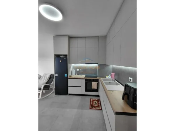 Shqiperi, jepet me qera apartament 1+1 Kati 8, 84 m² 600 € (UNIVERS CITY QTU)