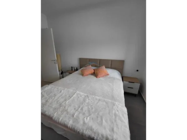 Shqiperi, jepet me qera apartament 1+1 Kati 8, 84 m² 600 € (UNIVERS CITY QTU)