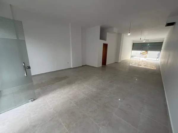 Tirane, jepet me qera ambjent biznesi Kati 1, 120 m² 850 € 