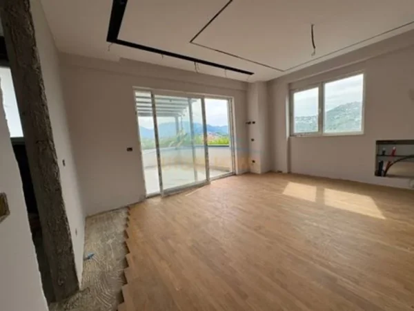 Tirane, shitet apartament duplex 3+1 , 352 m² 750.000 € (Liqeni i Thate)
