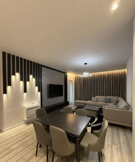 Tirane, jepet me qera apartament 2+1 Kati 5, 100 m² 800 € (Rruga 5 Maj)