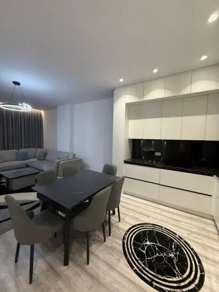 Tirane, jepet me qera apartament 2+1 Kati 5, 100 m² 800 € (Rruga 5 Maj)