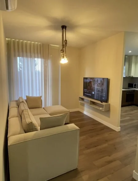 Tirane, jepet me qera apartament 2+1+Ballkon , 600 € (Selite, Prane Xhamise)