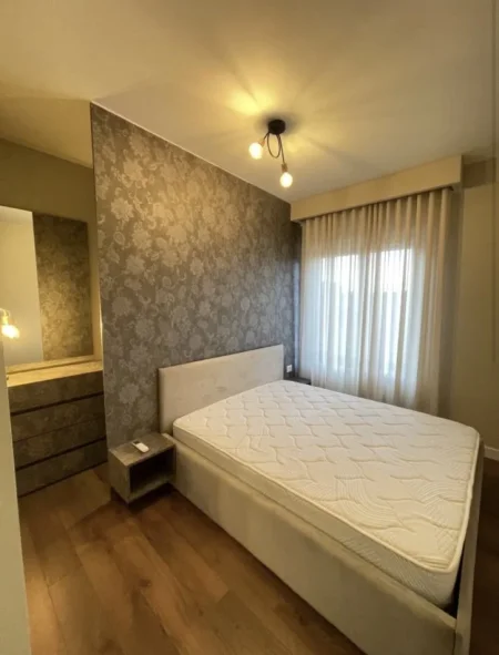 Tirane, jepet me qera apartament 2+1+Ballkon , 600 € (Selite, Prane Xhamise)