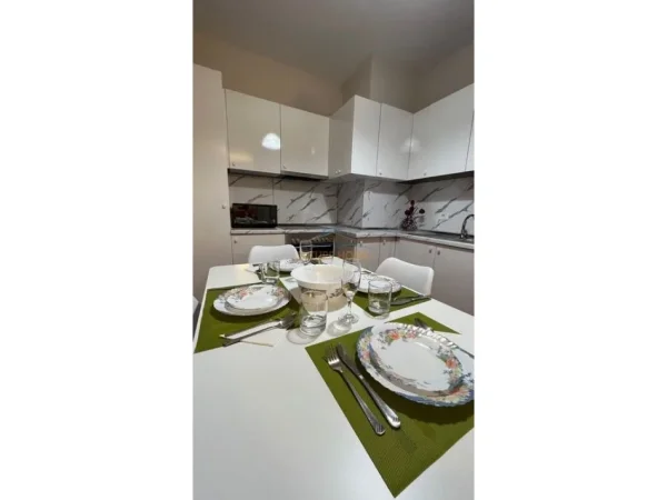 Tirane, jepet me qera apartament 2+1+Ballkon Kati 7, 90 m² 800 € (rruga ismail qemali)