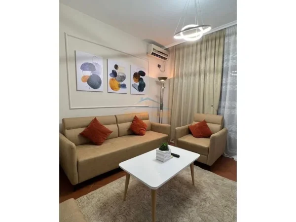Tirane, jepet me qera apartament 2+1+Ballkon Kati 7, 90 m² 800 € (rruga ismail qemali)
