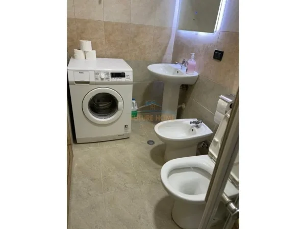Tirane, jepet me qera apartament 2+1+Ballkon Kati 7, 90 m² 800 € (rruga ismail qemali)