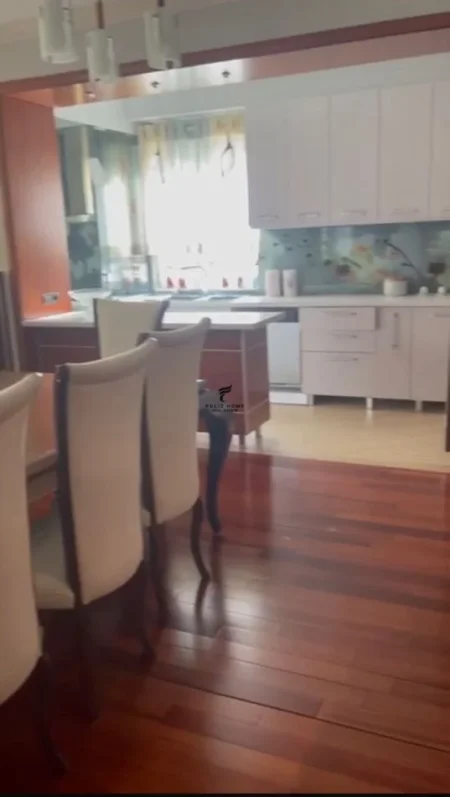 Tirane, jepet me qera apartament 3+1 Kati 3, 160 m² 2.000 € (BLLOKU)