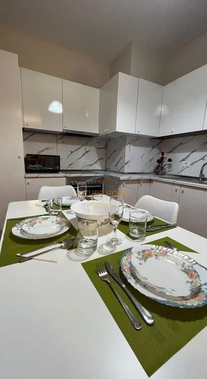 Tirane, jepet me qera apartament 2+1 Kati 7, 85 m² 800 € (Bllok)