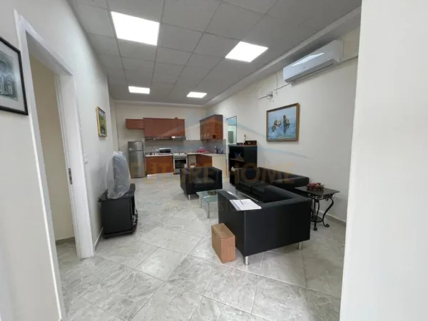 Tirane, jepet me qera apartament 2+1 Kati 1, 106 m² 650 € (Rruga e Kavajës)