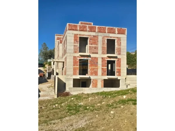 Tirane, shitet Vile 3 Katshe Kati 0, 320 m² 795.000 € (Farke)