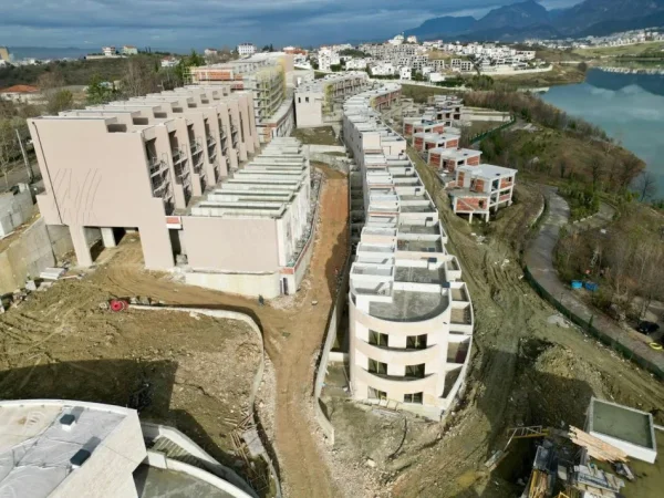 Tirane, shes Vile 3+1+Ballkon Kati 0, 242 m² 520.165 € (Liqeni Farkes)