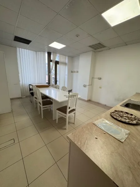 Tirane, jepet me qera zyre Kati 4, 200 m² 3.000 € (BLLOKU)