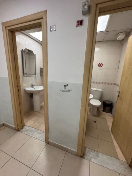 Tirane, jepet me qera zyre Kati 4, 200 m² 3.000 € (BLLOKU)