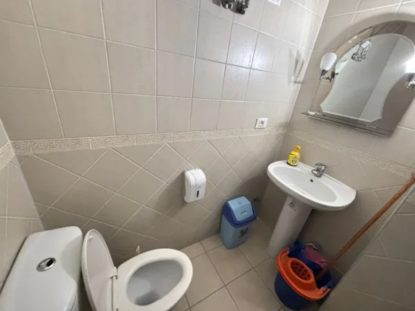 Tirane, jepet me qera garsonier 1+1 Kati 2, 25 m² 440 € (Rruga Myslym Shyri)