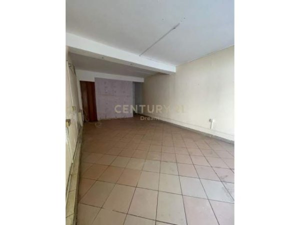 Tirane, jepet me qera dyqan Kati 0, 38 m² 300 Euro (Rruga Faik Turdiu, Xhamlliku)