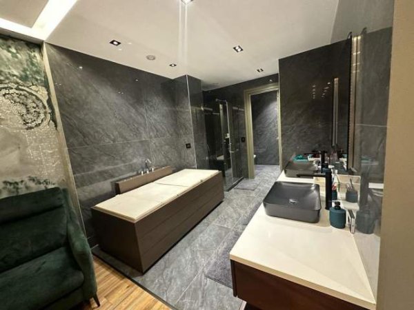 Tirane, jepet me qera apartament 3+1 Kati 6, 210 m² 2.500 Euro (Rruga Frank Bardhi, Tirane)