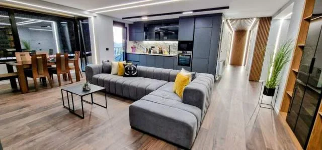 Tirane, jepet me qera apartament 3+1 150 m² 1.600 Euro (Te Petro Nini)