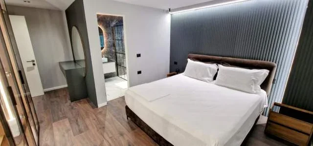 Tirane, jepet me qera apartament 3+1 150 m² 1.600 Euro (Te Petro Nini)