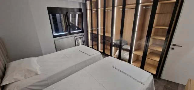 Tirane, jepet me qera apartament 3+1 150 m² 1.600 Euro (Te Petro Nini)