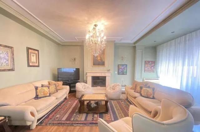 Tirane, jap me qira apartament 2+1 135 m² 1.200 Euro (Te Garda)