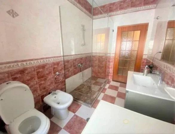 Tirane, jap me qira apartament 2+1 135 m² 1.200 Euro (Te Garda)