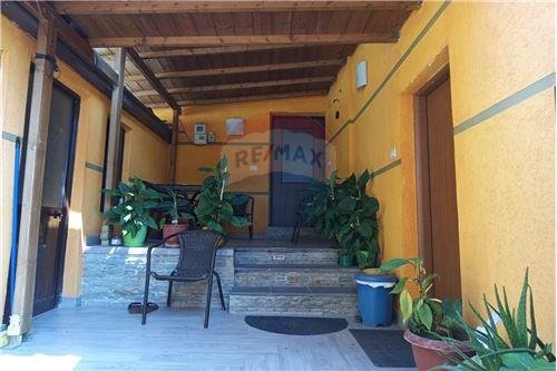 Tirane, jepet me qera ambjent biznesi Kati 0, 90 m² 800 Euro (Rruga Kongresi Manastirit)