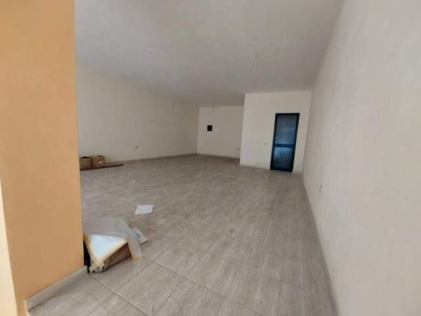 Tirane, shitet dyqan Kati 0, 85 m² 75.000 Euro (Kodra e Diellit)