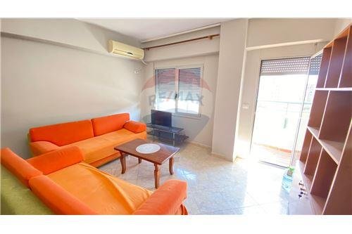 Tirane, jepet me qera apartament 1+1 65 m² 400 Euro