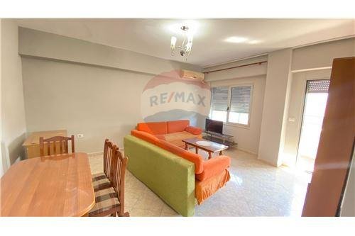 Tirane, jepet me qera apartament 1+1 65 m² 400 Euro