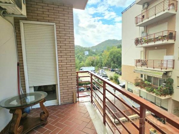 Tirane, jepet me qera apartament 1+1+BLK Kati 3, 60 m² 380 Euro (Liqeni i Thatë)