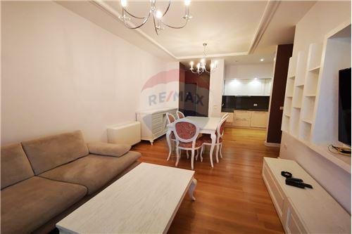 Tirane, jepet me qera apartament 2+1 900 Euro