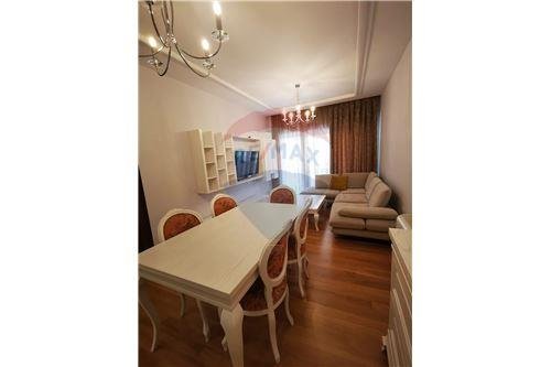 Tirane, jepet me qera apartament 2+1 900 Euro
