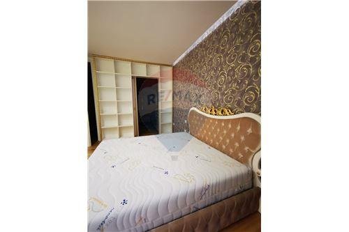 Tirane, jepet me qera apartament 2+1 900 Euro