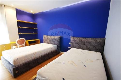 Tirane, jepet me qera apartament 2+1 900 Euro
