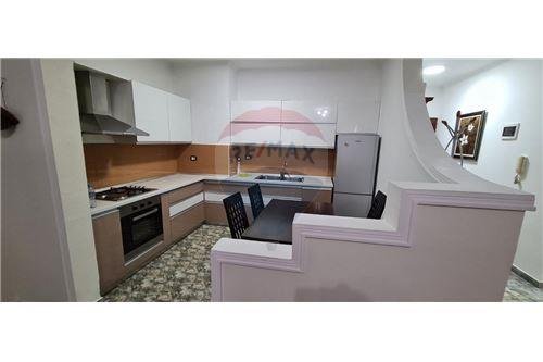 Tirane, jepet me qera apartament 2+1+BLK 600 Euro