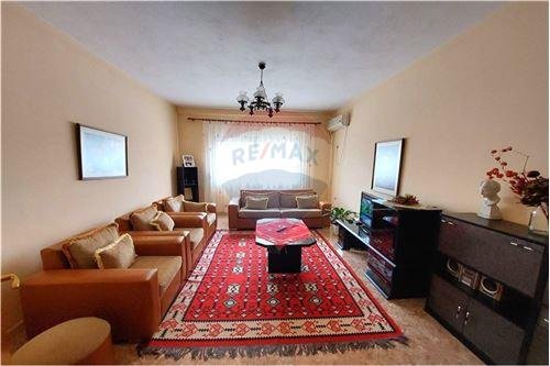 Tirane, jepet me qera apartament 2+1 600 Euro