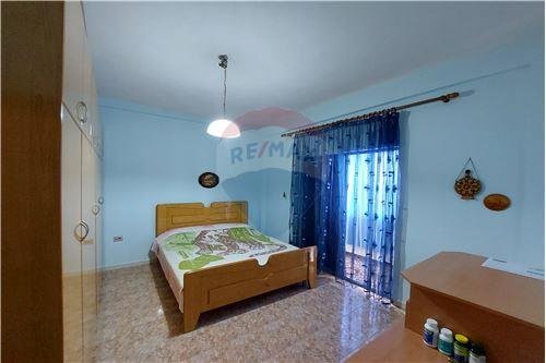 Tirane, jepet me qera apartament 2+1 600 Euro