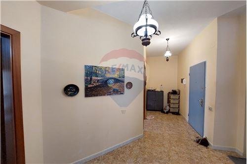 Tirane, jepet me qera apartament 2+1 600 Euro