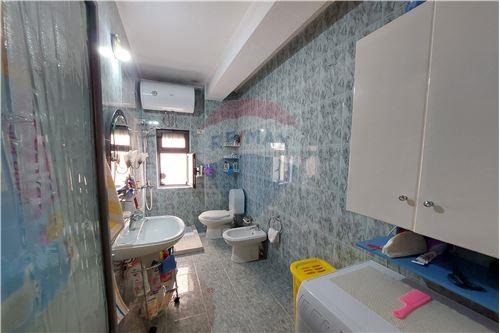 Tirane, jepet me qera apartament 2+1 600 Euro