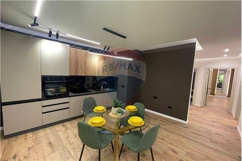 Tirane, jepet me qera apartament 2+1 1.500 Euro