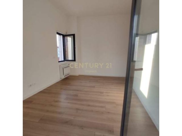 Tirane, jepet me qera apartament 2+1 Kati 5, 105 m² 700 Euro (Papa Kristo Negovani)
