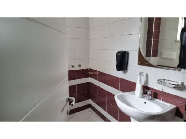 Tirane, jepet me qera ambjent biznesi Kati 2, 243 m² 3.000 Euro (Ish Stacioni i Trenit)